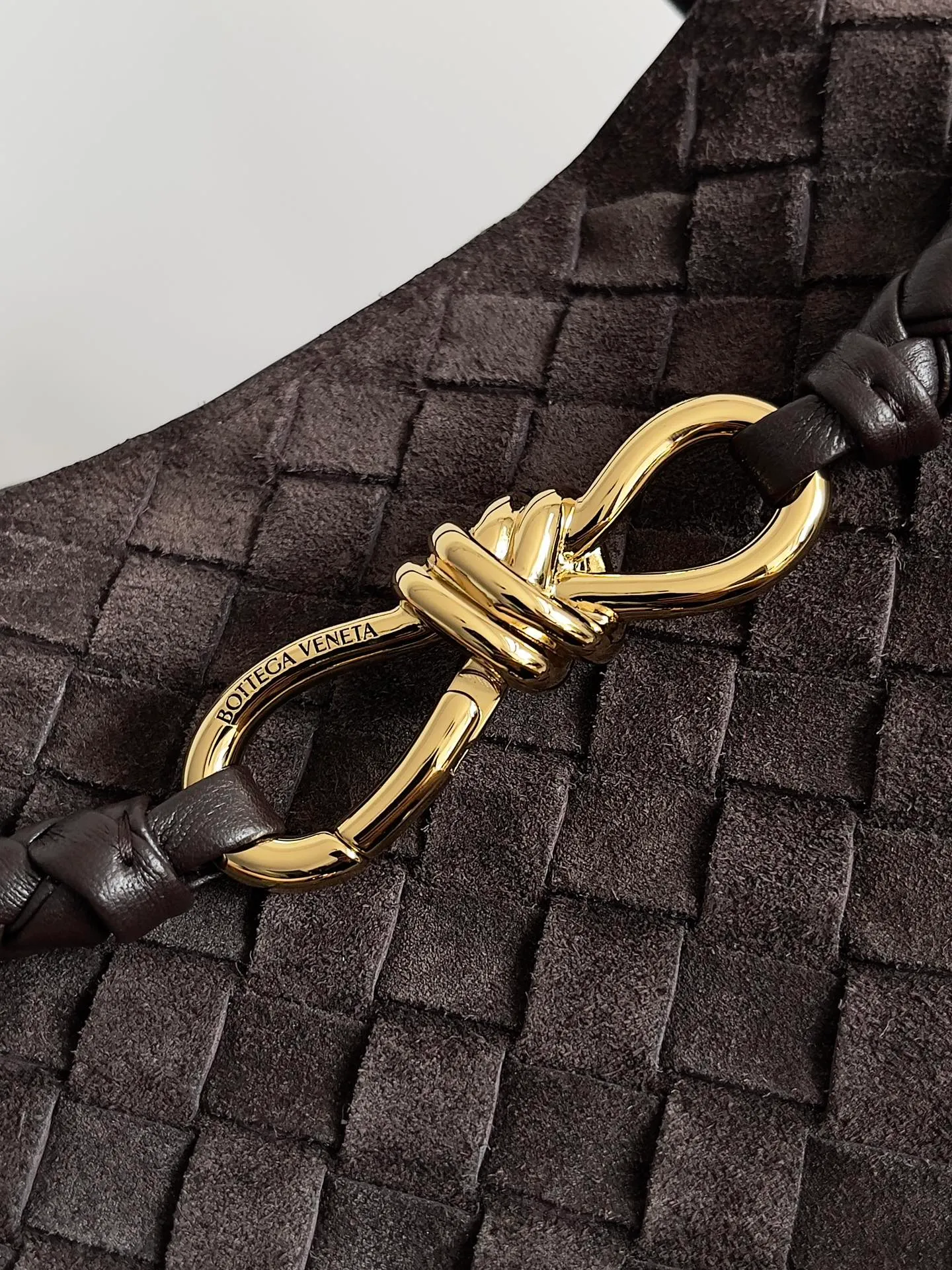 Batch 3760 Recently, the same style of bag that celebrities love is both high-end and practical. Michelle Yeoh, Kim Namjoon, Jing Boran, Tong Liya, Sun Qian, Wu Qianyu, Du Juan, Ma Yili and Bai Baihe are all carrying Bottega Veneta summer series Andiamo handbags. Andiamo has a simple structure and rounded lines. The whole piece is made of Nappa leather. It is comfortable, soft and dynamic. It adds interest to daily life and can be easily matched with various styles. Andiamo handbags are available in three sizes: small, medium and large. There are many colors to choose from, which can meet different needs. You can really carry it whether it is daily or attending events. Style number: 743575 Size: 45*22*34cm